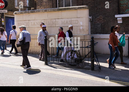 Brick Lane street scene, Bezirk Tower Hamlets, London, England, Großbritannien Stockfoto