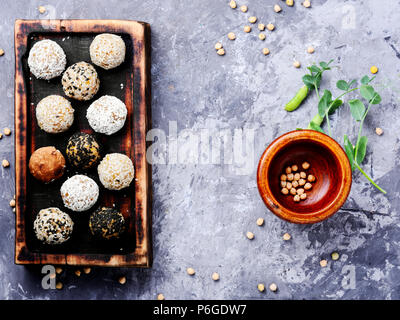 Hausgemachte vegane Schokolade Süßigkeiten mit Kichererbsen, Rosinen, getrocknete Aprikosen und Muttern. Stockfoto