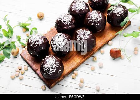 Hausgemachte vegane Schokolade Süßigkeiten mit Kichererbsen, Rosinen, getrocknete Aprikosen und Muttern. Stockfoto