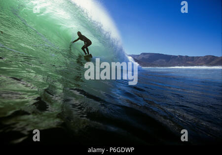 Surfen Green Tube wave in Kapstadt, Südafrika Stockfoto