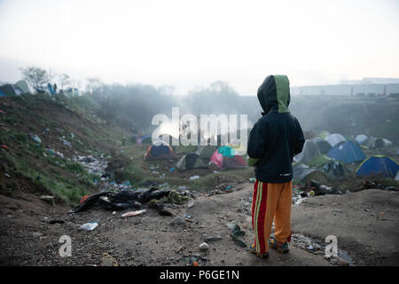 Junge Flüchtlinge stehen auf dem Hügel und beobachten das Leben in den behelfsmäßigen Lager der Greek-Macedonian Grenze in der Nähe des griechischen Dorf Idomeni. Stockfoto