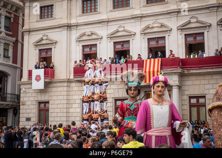 Reus, Spanien. Juni 2018: Castells Leistung mit Gegants oder Riesen tanzen, traditionellen Festival in Katalonien. Stockfoto