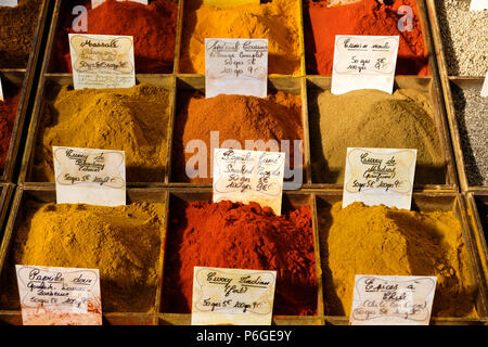 Antibes, Frankreich - 15. Oktober 2017: Gewürze auf dem Display in der Mitte der Provence Lebensmittelmarkt Stockfoto