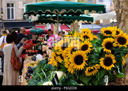 Aix-en-Provence, Frankreich - 18. Oktober 2017: Menschen kaufen Gemüse und Blumen in der zentralen Provence Markt Stockfoto