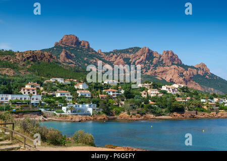 Die robuste Cap Roux, in der Nähe von Saint Raphael, Côte d'Azur, Provence, Frankreich Stockfoto