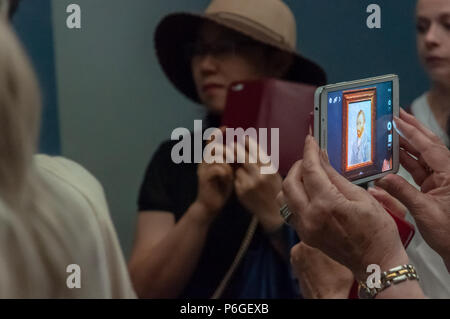 Menschen, die Kunst am Musée d'Orsay Stockfoto