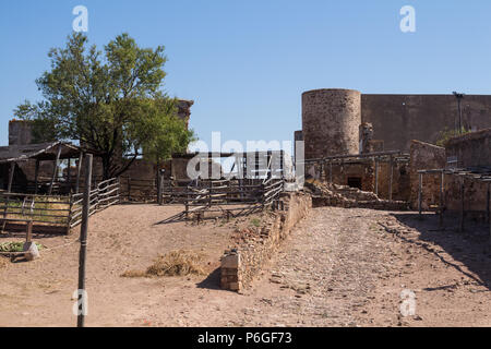 Details der Architektur der Ruine der Burg Castro Marim, Algarve, Portugal. Kombination aus Holz und Stein. Strahlend blauen Himmel. Stockfoto