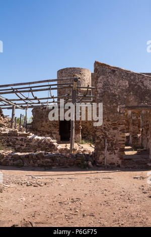 Details der Architektur der Ruine der Burg Castro Marim, Algarve, Portugal. Kombination aus Holz und Stein. Strahlend blauen Himmel. Stockfoto