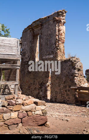 Details der Architektur der Ruine der Burg Castro Marim, Algarve, Portugal. Kombination aus Holz und Stein. Vordere Teil des Hauses. Strahlend blauen Himmel. Stockfoto