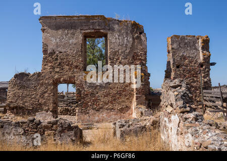 Details der Architektur der Ruine der Burg Castro Marim, Algarve, Portugal. Vordere Teil des Hauses mit Fenster und Tür. Strahlend blauen Himmel. Stockfoto