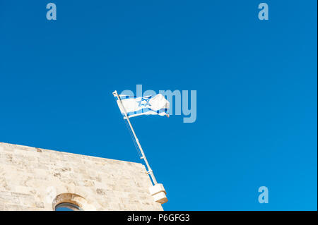 Israel, Jerusalem - 24. Juni 2018: Die israelische Flagge auf der Oberseite des Jerusalem Historisches Rathaus Gebäude - das Rathaus Während des britischen Mandats Stockfoto