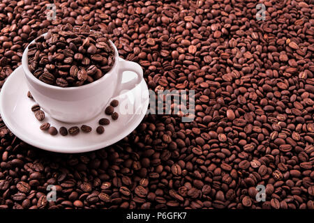 Weiß Kaffeetasse mit gerösteten Bohnen gefüllt Stockfoto