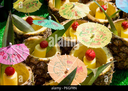 Frische tropische Pina Colada cocktail serviert in einer Ananas - Sommer Food Street Markt Stockfoto