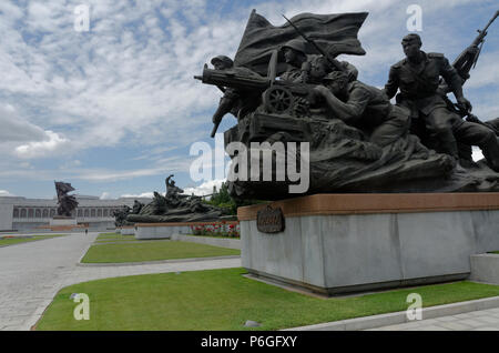 Heldenhaften Statuen schmücken das Gelände der Vaterländischen Befreiungskrieg Museum in Pyongyang, Nordkorea Stockfoto