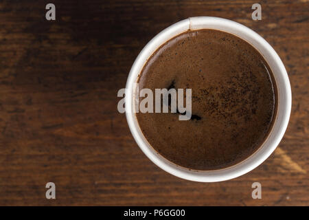 Kaffee in eine Tasse auf einem weißen Hintergrund zu gehen, Platz für Text. top View Stockfoto