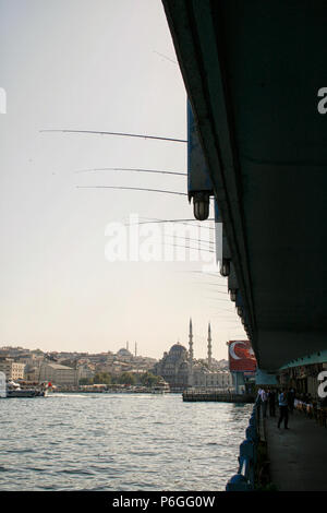 Linien der Fischer auf der Galata Brücke über das Goldene Horn mit Suleymaniye Mosqueâ € ™ s Minarette in den Hintergrund in Istanbul, Türkei Stockfoto