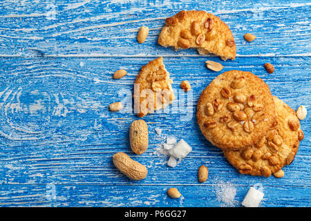 Leckere hausgemachte Kekse mit Erdnüssen auf einem blauen Hintergrund schäbig aus Holz. top Aussicht, Platz für Text Stockfoto