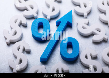 Hohe Betrachtungswinkel von Blue Prozentzeichen durch viele Dollar Währung Zeichen umgeben Stockfoto
