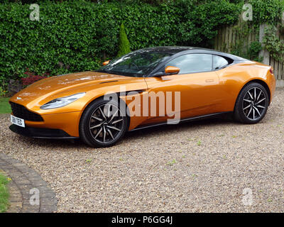 Aston Martin DB11 an einem privaten Haus in South Yorkshire. Der Aston Martin DB 11 Sport Auto ist eine britische Grand Tourer Stockfoto