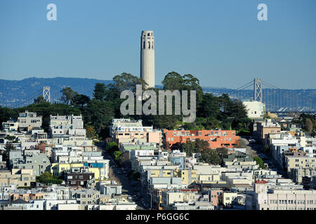 Coit Tower und der Bay Bridge aus der Kreuzung von Lombard & Hyde Street in San Francisco, Kalifornien Stockfoto