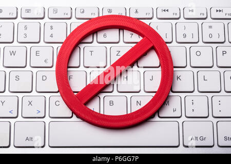 Hohe Betrachtungswinkel von Red kein Zeichen auf dem Computer Tastatur Stockfoto
