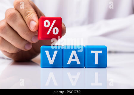 Die Person, Rot Prozentsatz Block über die Mwst auf weißem Hintergrund Stockfoto