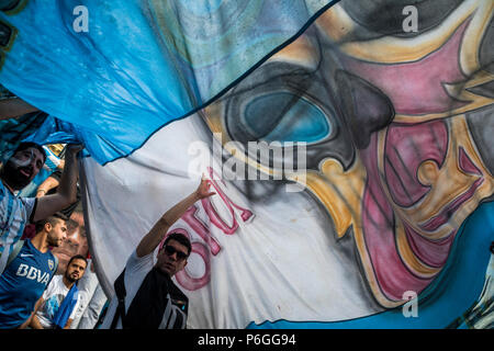 Argentinischen Fans jubeln auf Nikolskolskaya Street im Zentrum von Moskau während der FIFA WM 2018 Russland Stockfoto