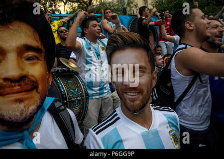 Argentinischen Fans jubeln auf Nikolskolskaya Street im Zentrum von Moskau während der FIFA WM 2018 Russland Stockfoto