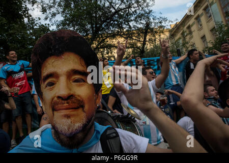 Argentinischen Fans jubeln auf Nikolskolskaya Street im Zentrum von Moskau während der FIFA WM 2018 Russland Stockfoto