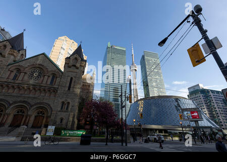 CN Tower, Ansicht von Roy Thompson Hall. Toronto, Kanada Stockfoto