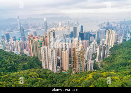 18. Februar 2018 - Hong Kong. Malerische Stadt Landschaft Panorama mit vielen hohen Gebäuden. Malerischen Blick auf die Skyline von Hongkong vom Victoria Peak, famou Stockfoto