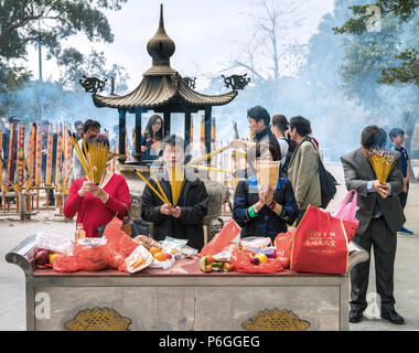 19. Februar 2018 - Ngong Ping, Lantau Island, Hong Kong. Religiöse asiatischen Menschen an Po Lin Kloster in Lantau Insel beten Stockfoto