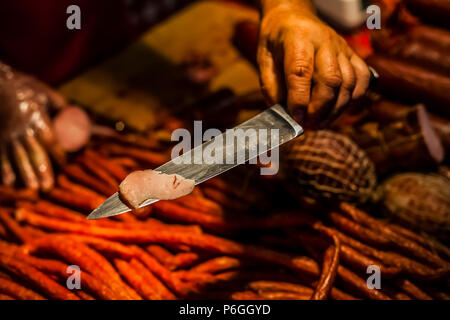 Scheibe frisch geheilt kalten süßen Fleisch mit einem scharfen Messer Stockfoto