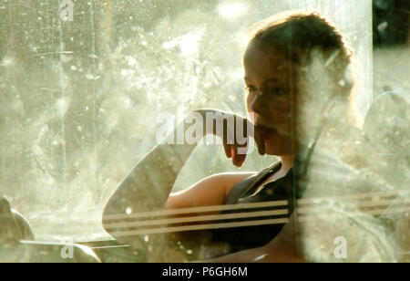 Belgrad, Serbien - 29. Mai 2018: Blurry Soft Porträt der blonde Junge Jugendmädchen sitzen und Träumen beim Reiten in einen Fensterplatz am Bus ein Stockfoto