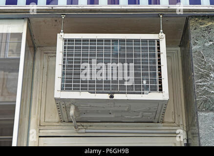 Fenster der Klimaanlageneinheit über der Tür Stockfoto