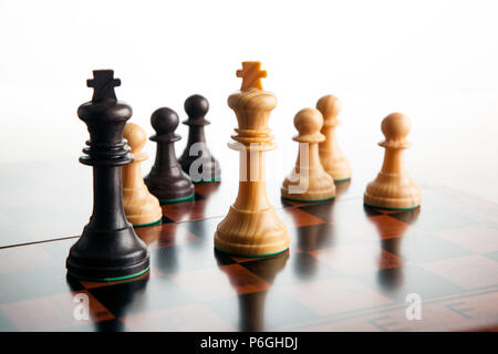 Schach Duell von zwei Königen und Bauern auf einem weißen Hintergrund Nahaufnahme Stockfoto