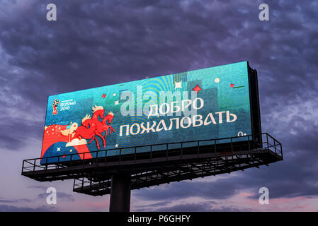 Rostow-am-Don, Russland - 26. JUNI 2018: Bildschirm in der Nähe von Rostov Arena Willkommen Stockfoto