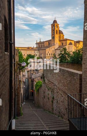 Schmale Gasse im Zentrum von Urbino Stockfoto