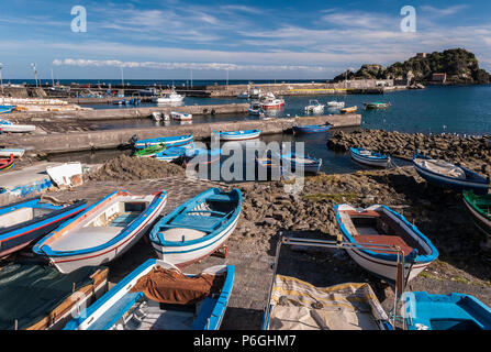 Kleiner Hafen in Aci Trezza (Sizilien, Italien); die Insel Lachea im Hintergrund Stockfoto