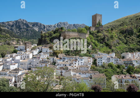 Malerische Stadt Cazorla mit maurischen Festung Turm La Yerda und typischen weißen Häuser, die Bergkette Sierra de Cazorla umgeben. Andalusien, Spai Stockfoto