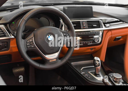 München, Deutschland - 21 April, 2018: Innenraum der neuen Flaggschiff der Vertreter der Klasse BMW 750 Li Limousine in Luxus G11/G12 der 6. Generation Stockfoto