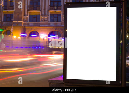 Mockup von street Billboard. Leere weiße Layout der vertikalen Leuchtkasten in der Nacht. Stockfoto