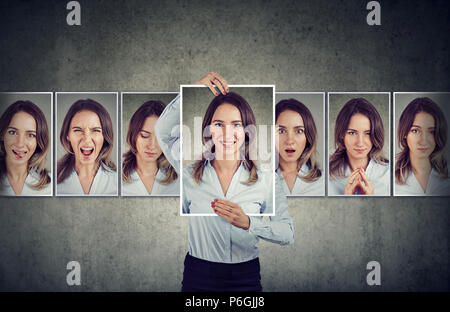Junge maskierte Frau verschiedene Emotionen ausdrücken Stockfoto
