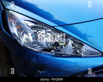 Auto Vorderansicht close up Aufnahmen eines Peugeot 208, bei einem Autounfall, die zu Schäden am vorderen Ende dieses Auto dammaged wurde Stockfoto