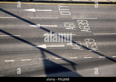 Leeren dreispurigen Straße alle in eine Richtung geschossen von hoch oben Stockfoto