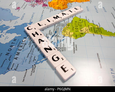 Darstellung der Klimawandel, die durchschnittliche globale Temperatur am schnellsten in der aufgezeichneten Geschichte zugenommen hat, auf Weltkarte Hintergrund Stockfoto