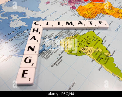 Darstellung der Klimawandel, die durchschnittliche globale Temperatur am schnellsten in der aufgezeichneten Geschichte zugenommen hat, auf Weltkarte Hintergrund Stockfoto