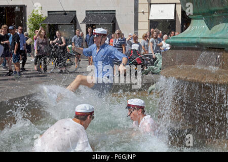 Gerne Studenten feiern ihr Abitur und den Sprung in das kalte Wasser der Storch Brunnen, Storkespringvandet, in Kopenhagen Stockfoto