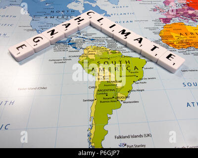 Darstellung der Klimawandel, die durchschnittliche globale Temperatur am schnellsten in der aufgezeichneten Geschichte zugenommen hat, auf Weltkarte Hintergrund Stockfoto