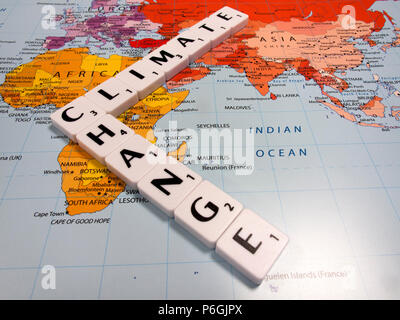 Darstellung der Klimawandel, die durchschnittliche globale Temperatur am schnellsten in der aufgezeichneten Geschichte zugenommen hat, auf Weltkarte Hintergrund Stockfoto